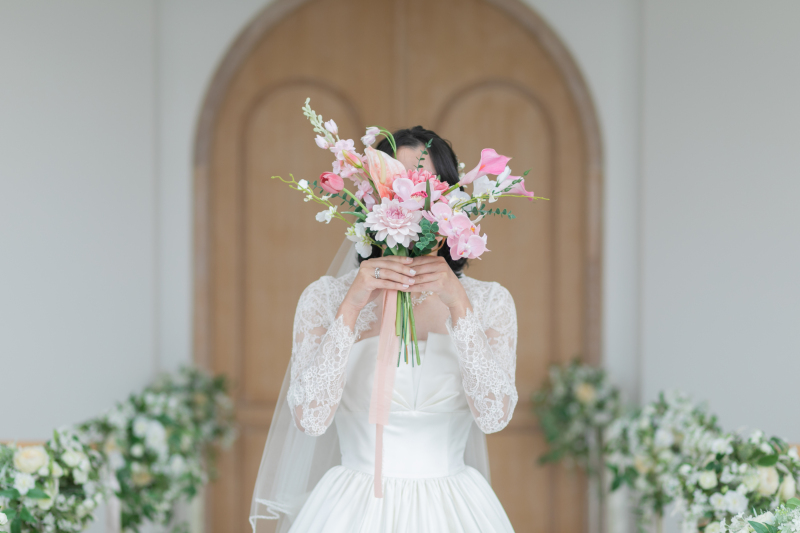 ブーケで顔隠し