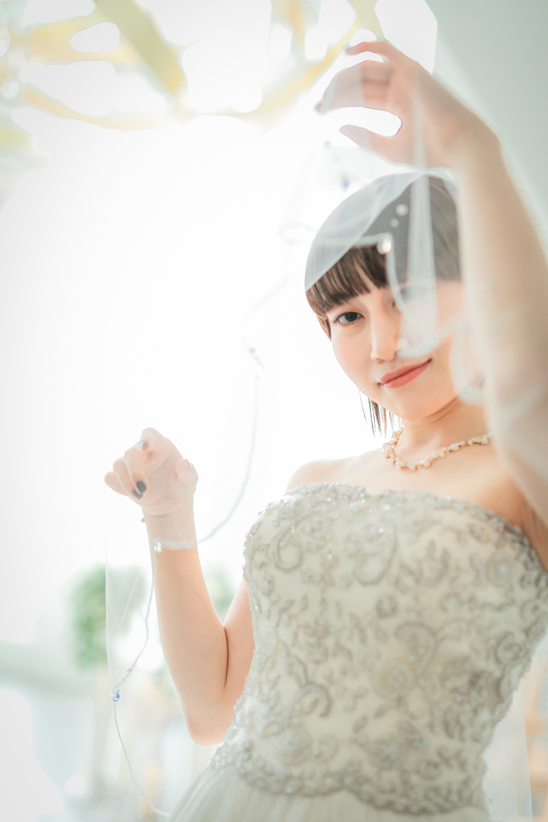 ベールから覗いてこんにちわ。自然な中の素敵な表情も。