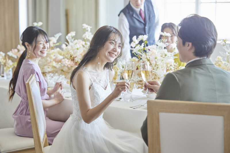 【期間限定】基本料50%オフ◆洋装2着_チャペルフォト+会食プラン|全データ&アルバム1冊&6名分のお食事代付き☆