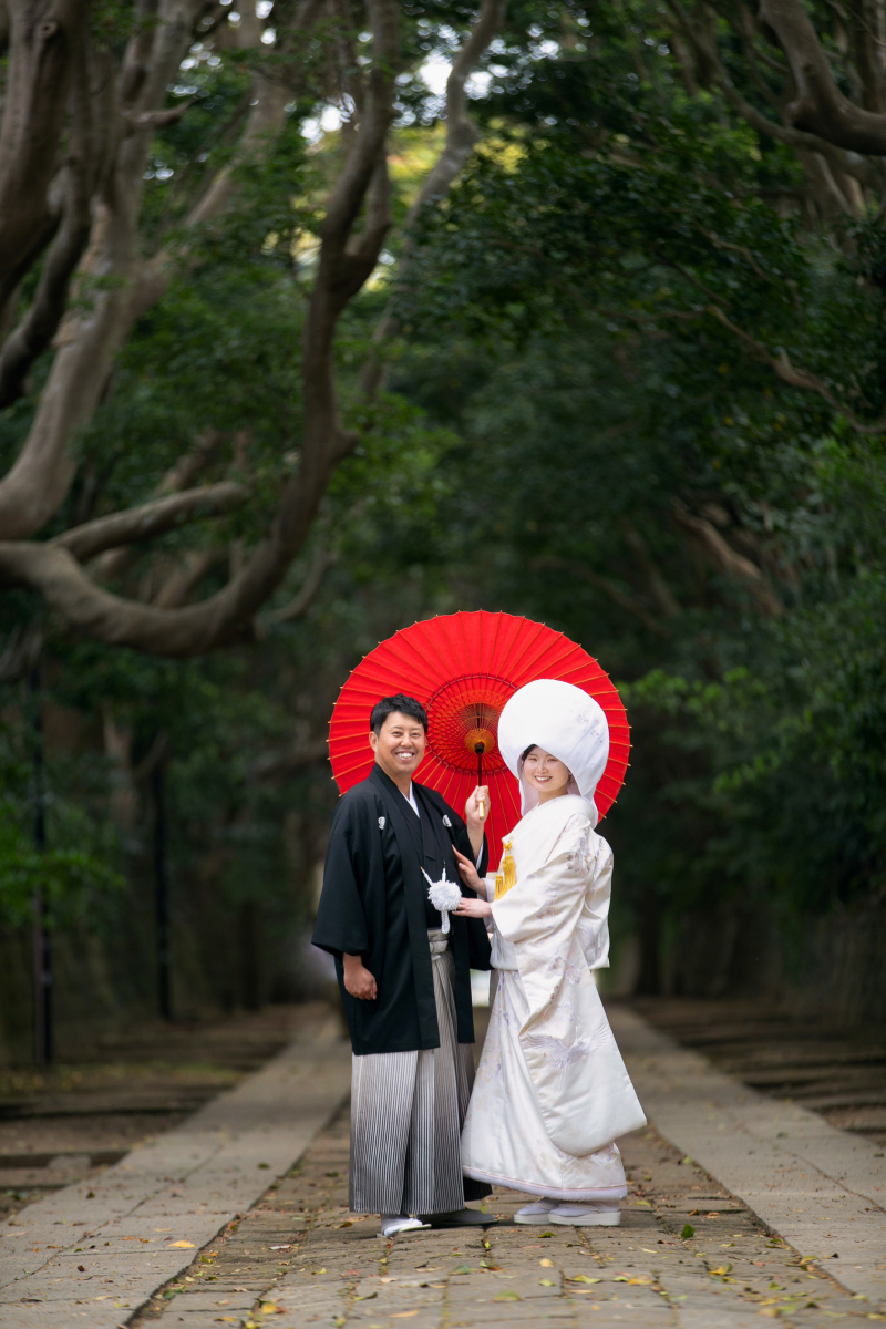 緑に映えるおふたり