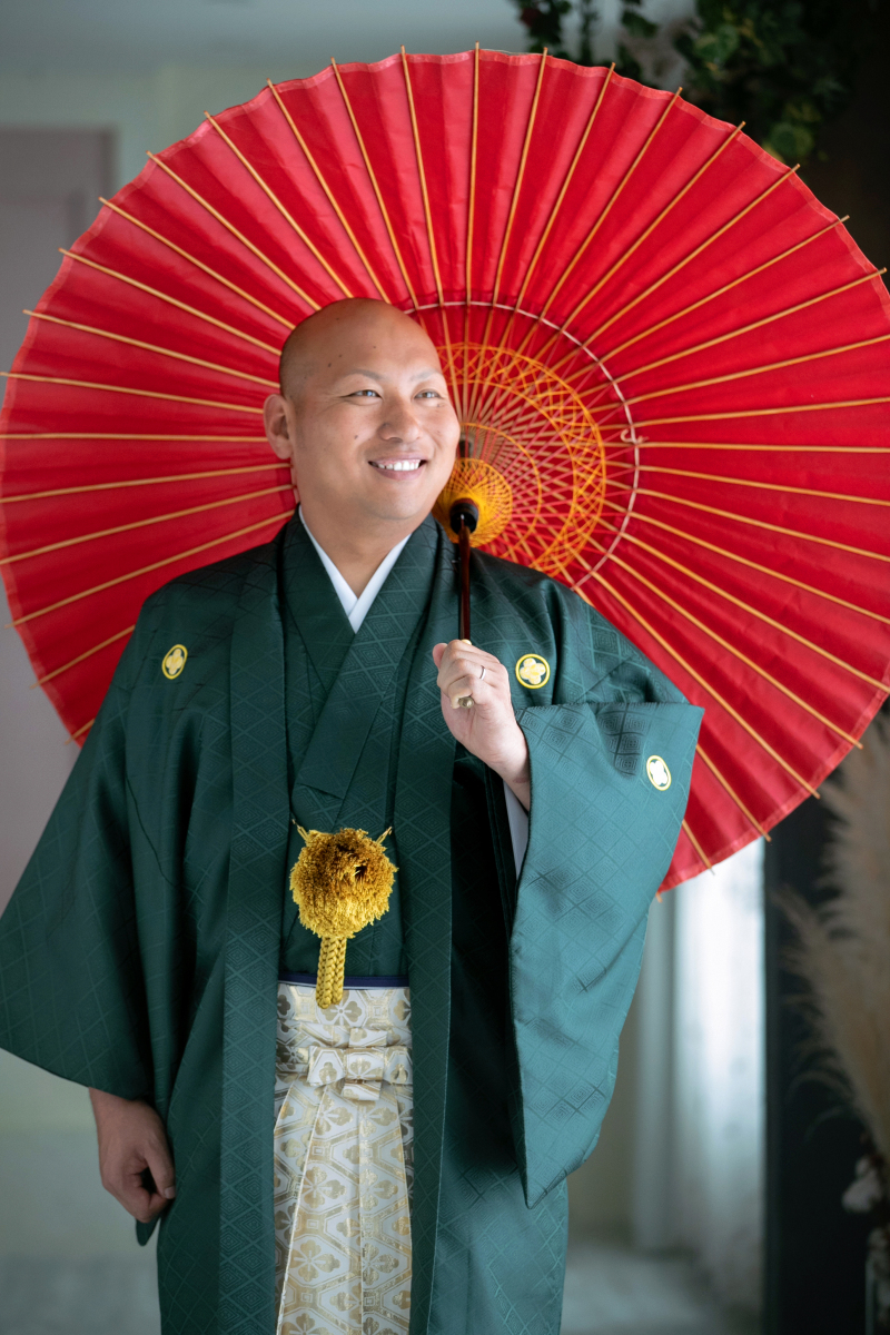 赤傘に映える笑顔