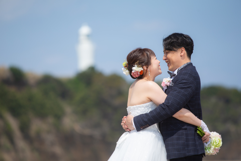 灯台をバックに