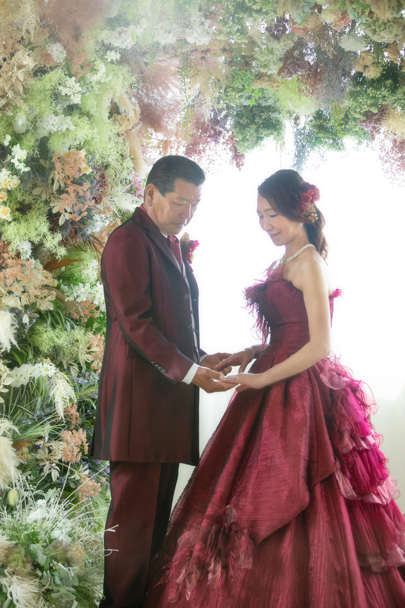 手を取り合う静かな誓い