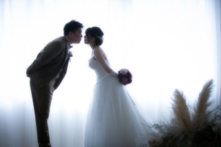 丁寧なポージングと細やかなこだわりで、おふたりが一番キレイに見える瞬間を大切に。自然な雰囲気で、その人らしい魅力を引き出します。