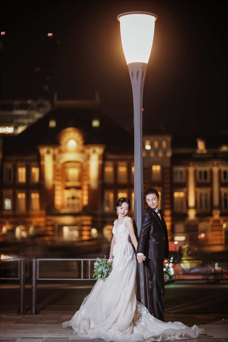 駅舎前で手を繋いで♬