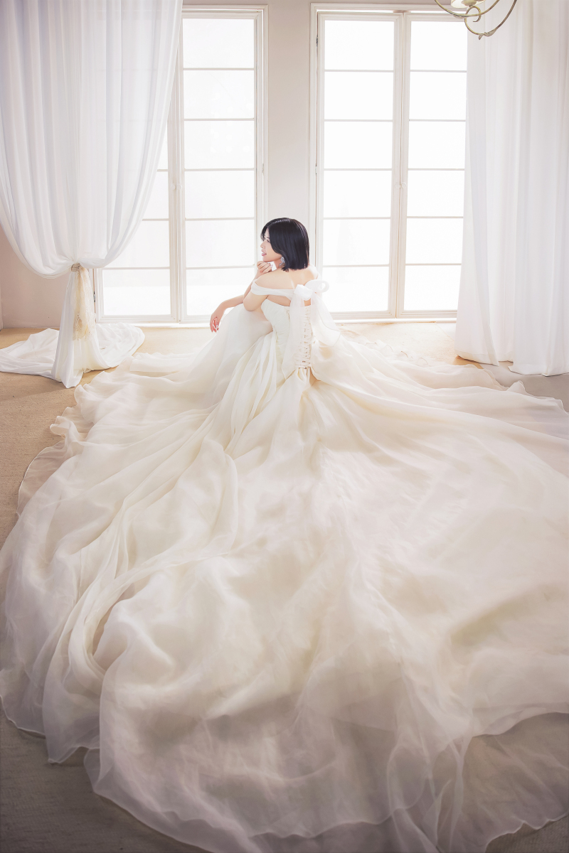 ボリュームドレスを大きく広げて♬