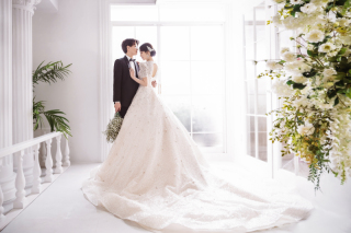 ベージュ パーティードレス ビジュー フレア 結婚式 前撮り 韓国 韓国のキラキラビジュードレス』(撮影日：2024年2月4日/スタジオ