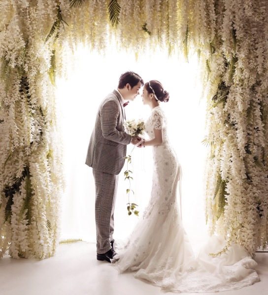 白いお花に囲まれて