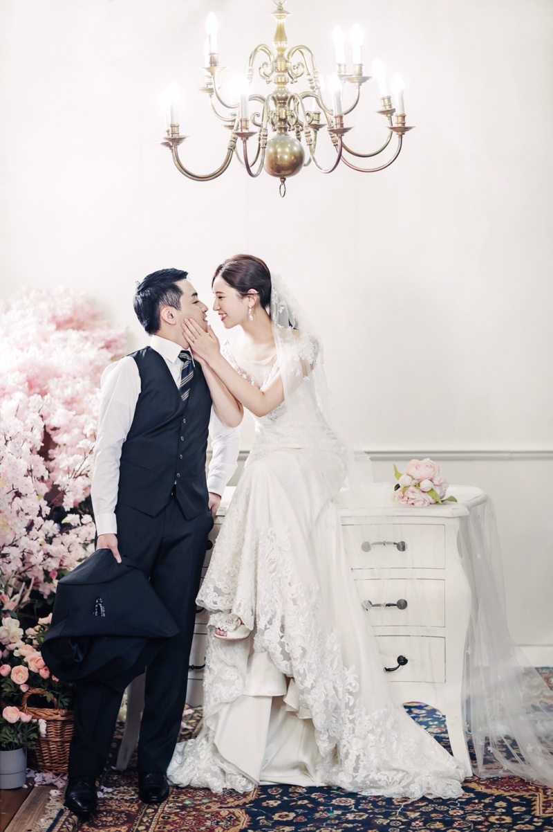 シャンデリアの下で