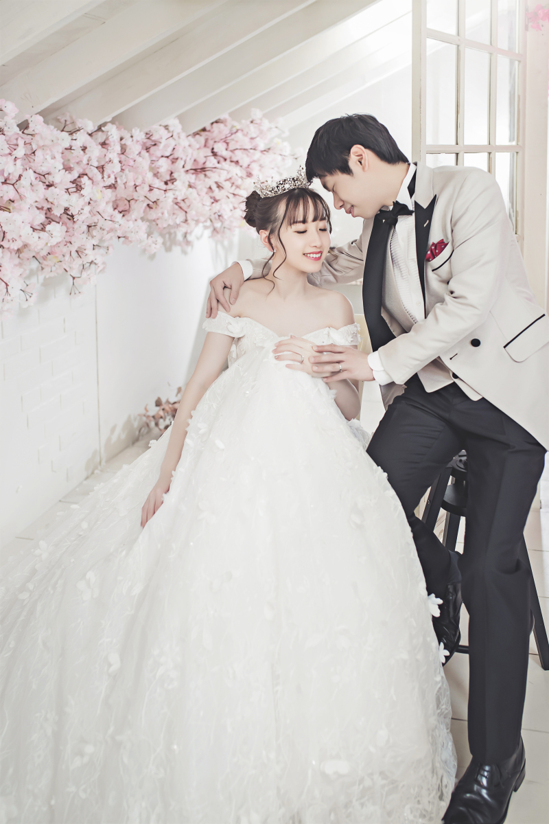 真っ白な壁とピンクのお花の空間で