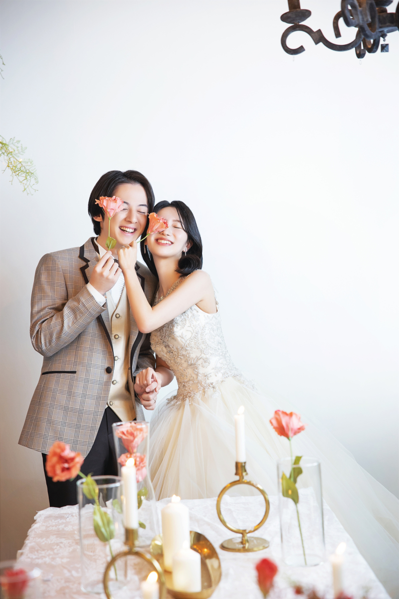 バラで目を隠しながら・・・♡