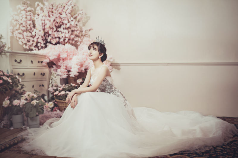 トレーンの長いドレスで座っての撮影