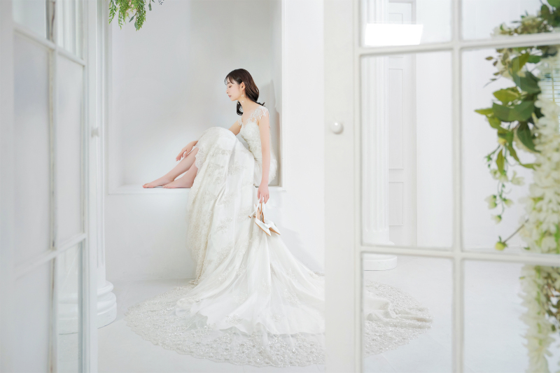 窓から覗くように