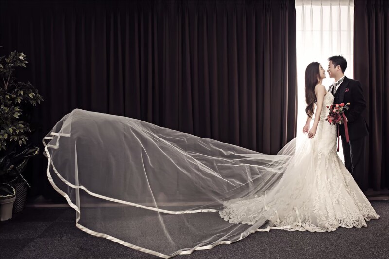 大きなベールをなびかせて