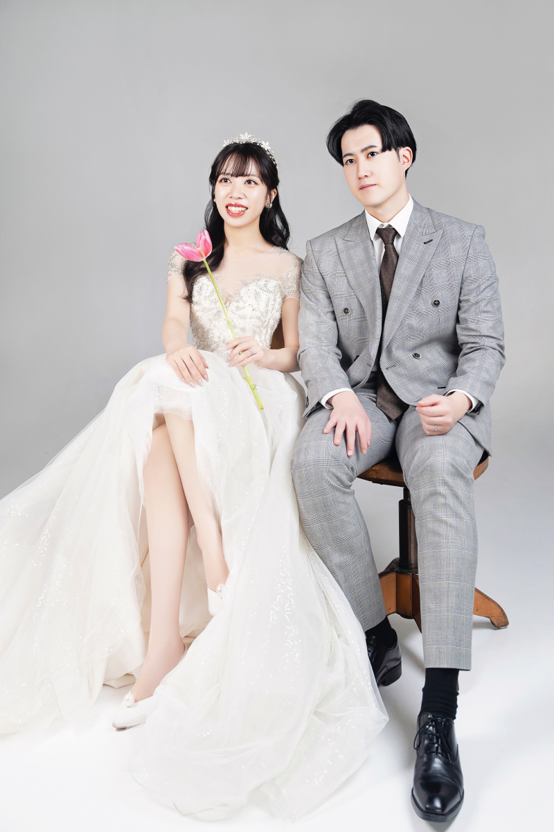 椅子に座ったカット