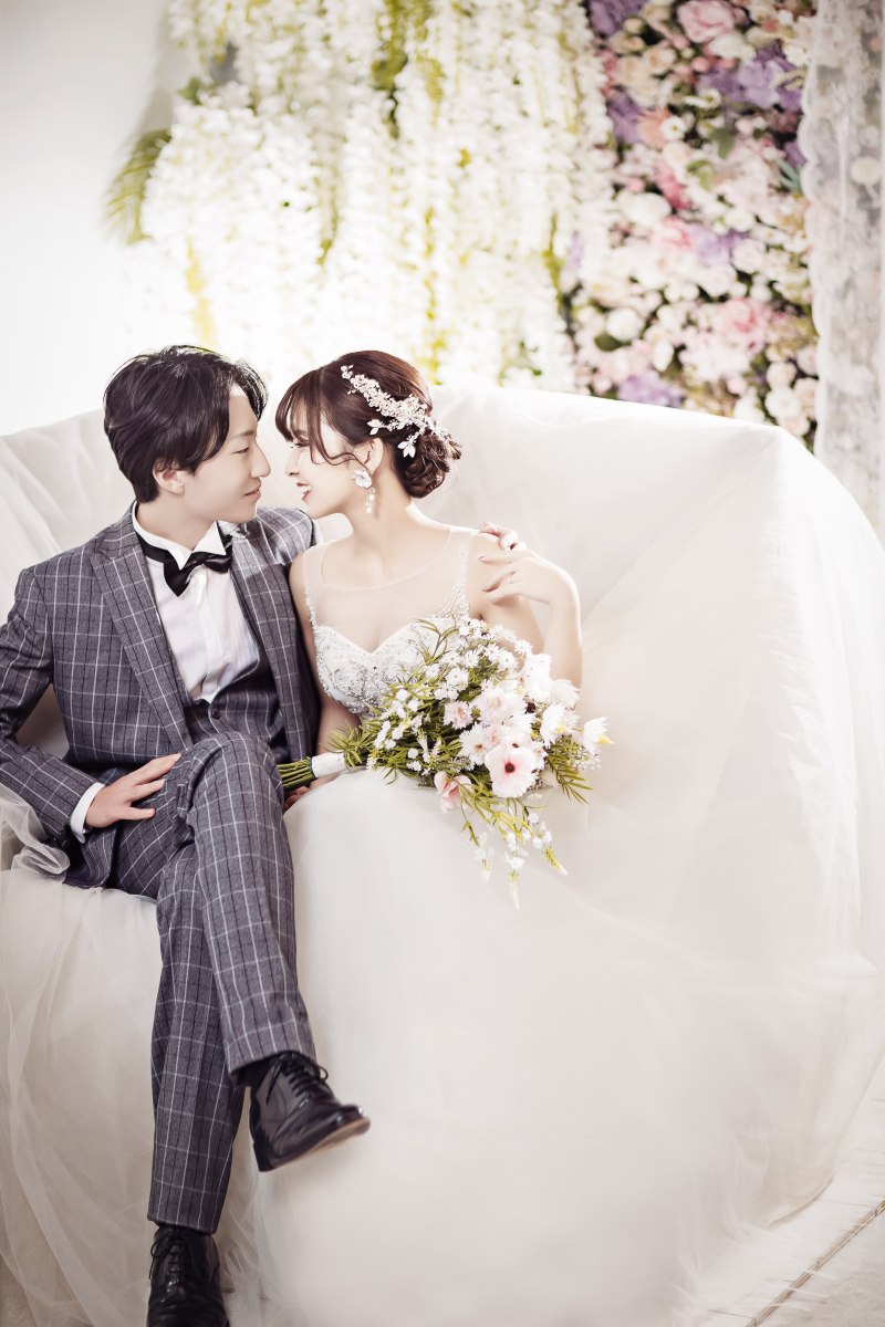 ドレスを広げて、まるでドレスのソファーに！