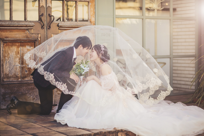 大きな扉の前で