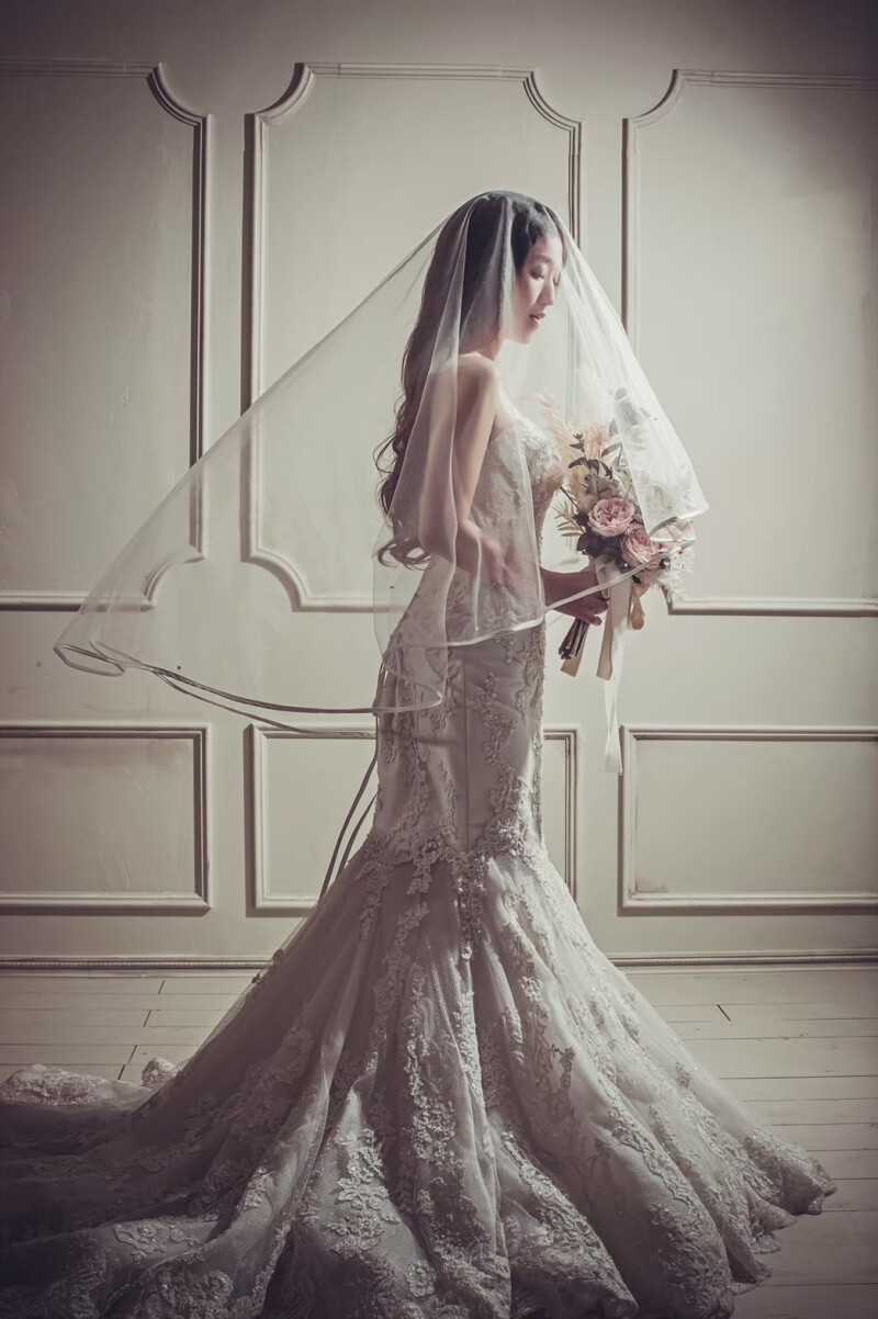 ベールをかぶってシックに