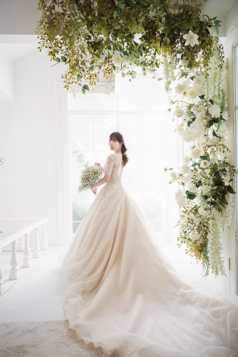 後ろ姿でトレーンを美しく