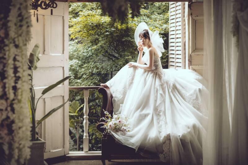 レトロな女優帽をかぶって一枚