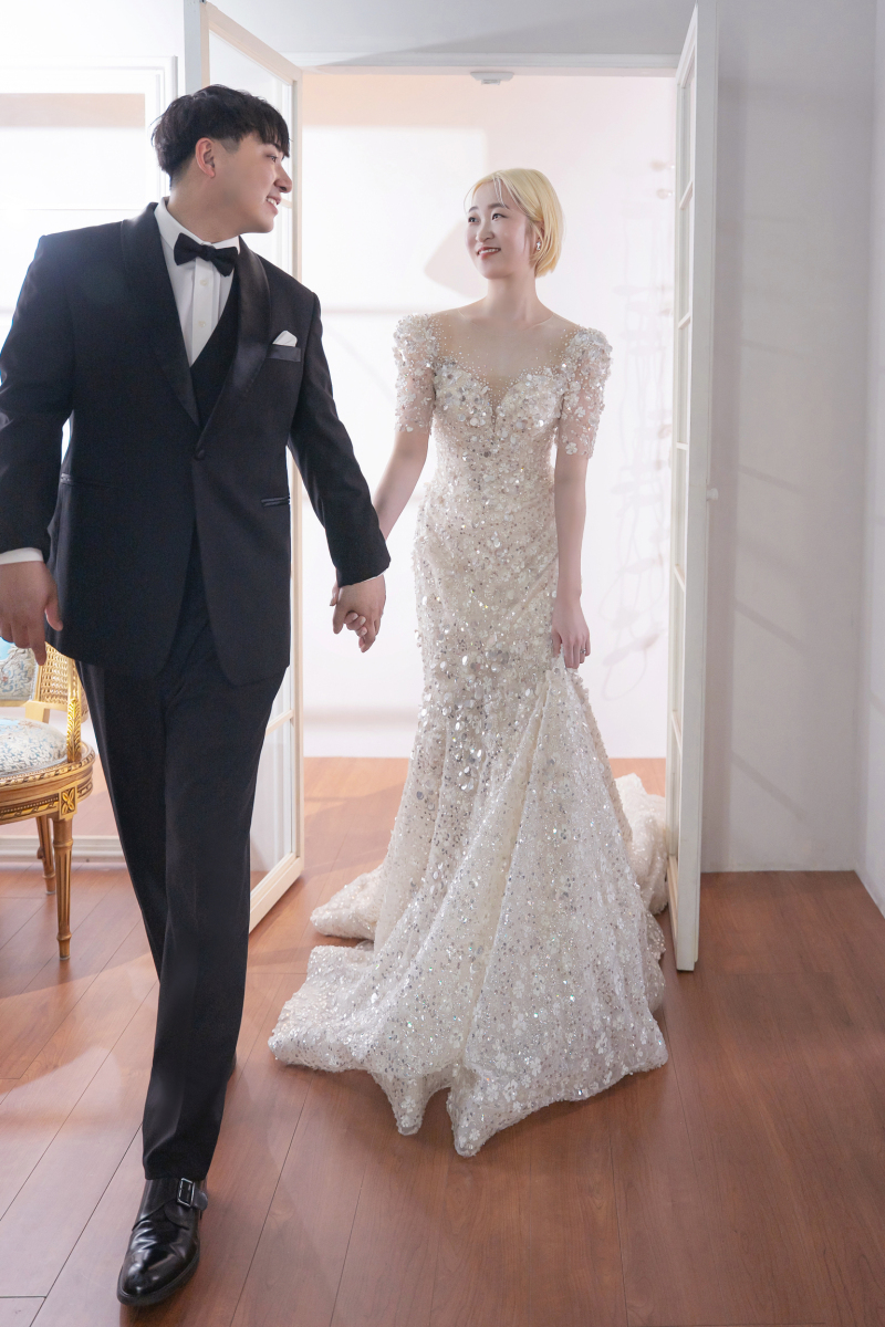 手をつないで歩くショット♪