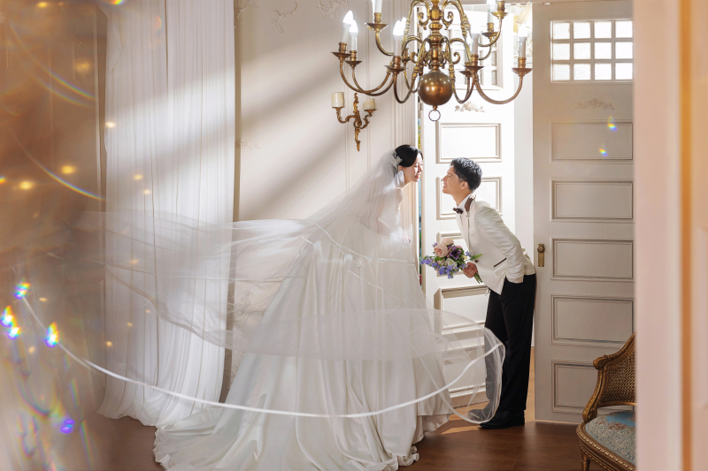 扉とベールシーン