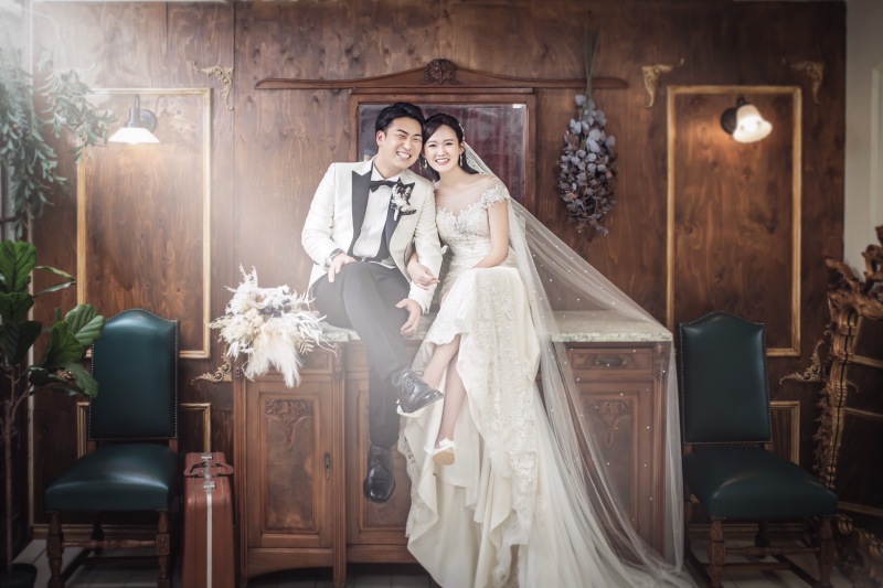 大きな家具に座って