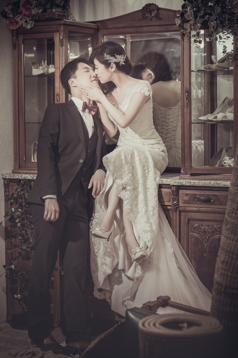 大きな家具に座って