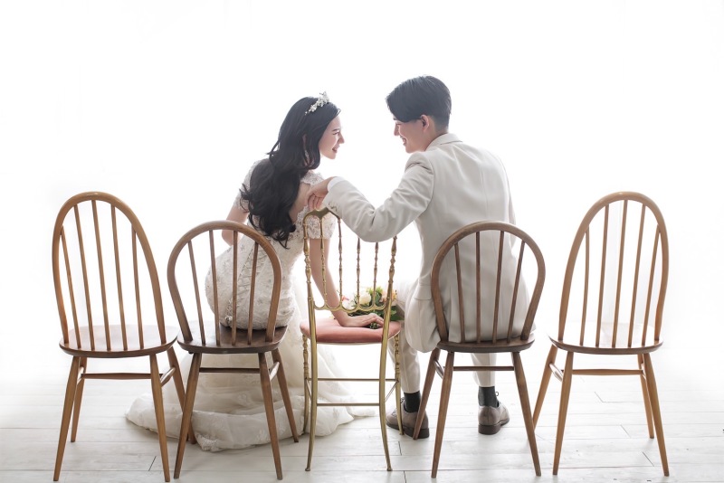 椅子に座って後ろ姿から