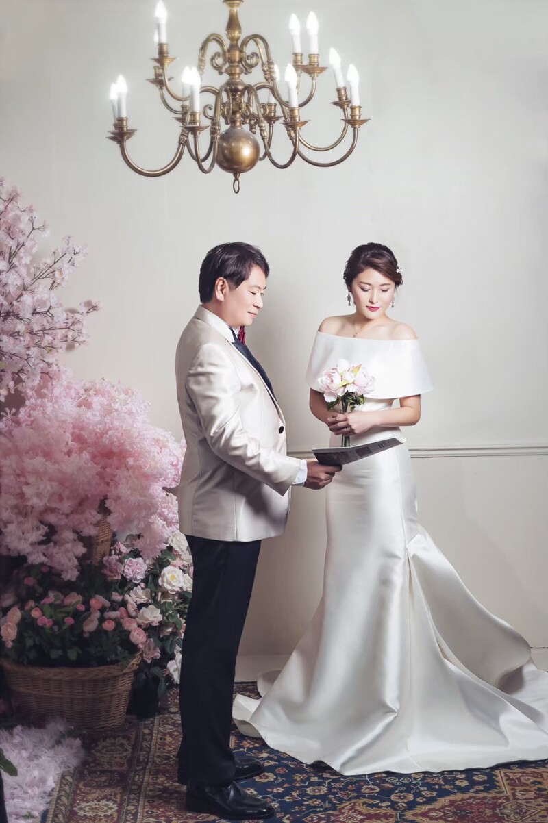 シャンデリアの下で