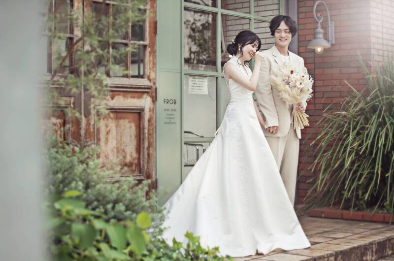 大きな扉の前で