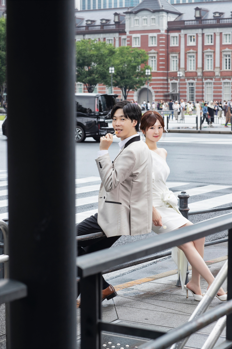 ラストは駅舎背景に