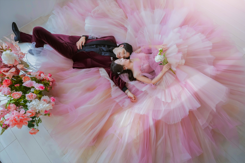 広げたドレスで寝ながら