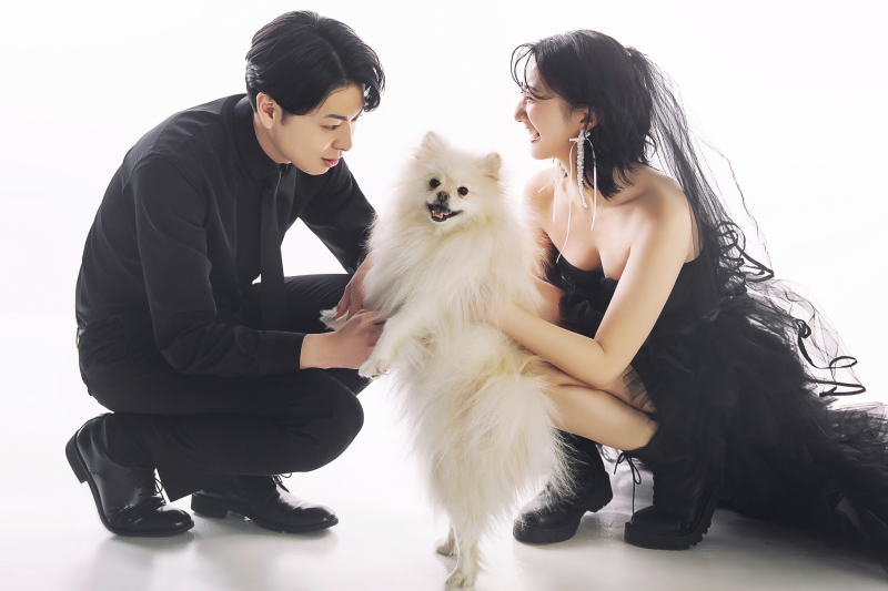 黒ドレスに着替えて愛犬とご一緒に