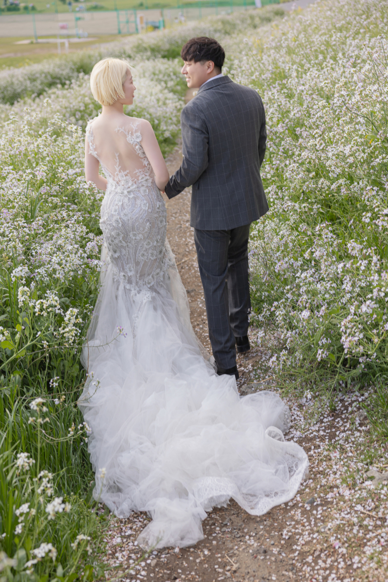 お花の道の中で