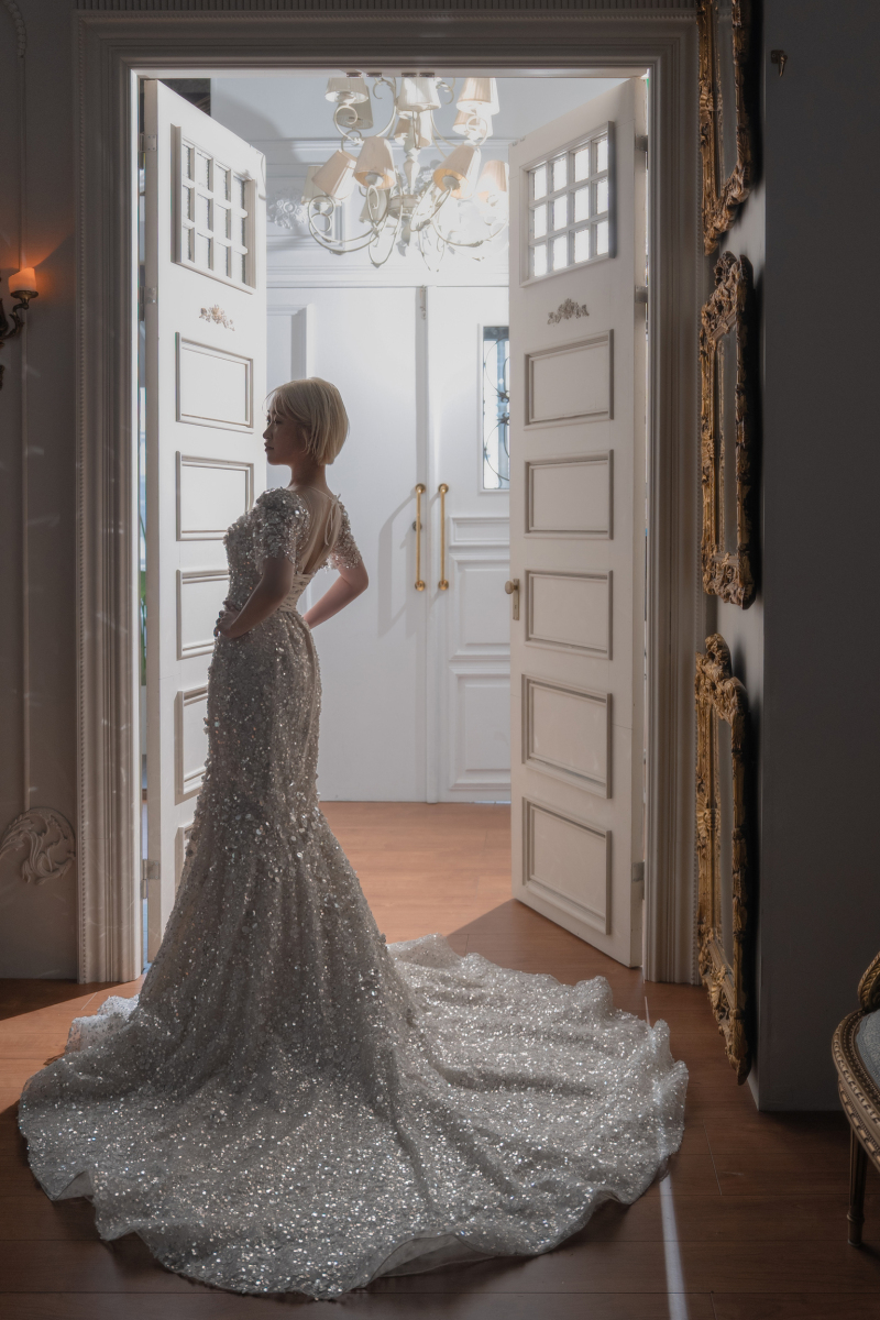 扉前のショット