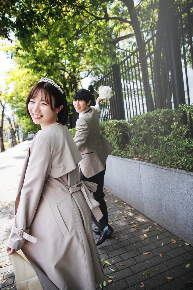 トレンチコートを羽織って