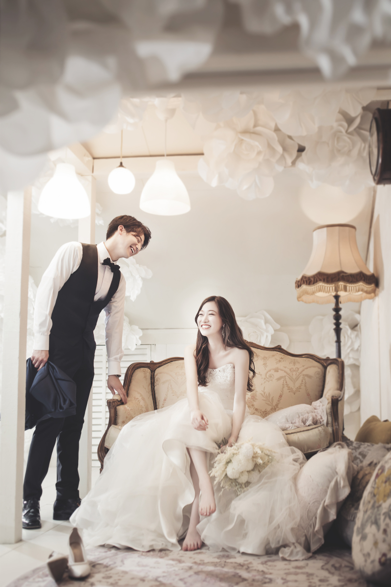 ソファーに座って