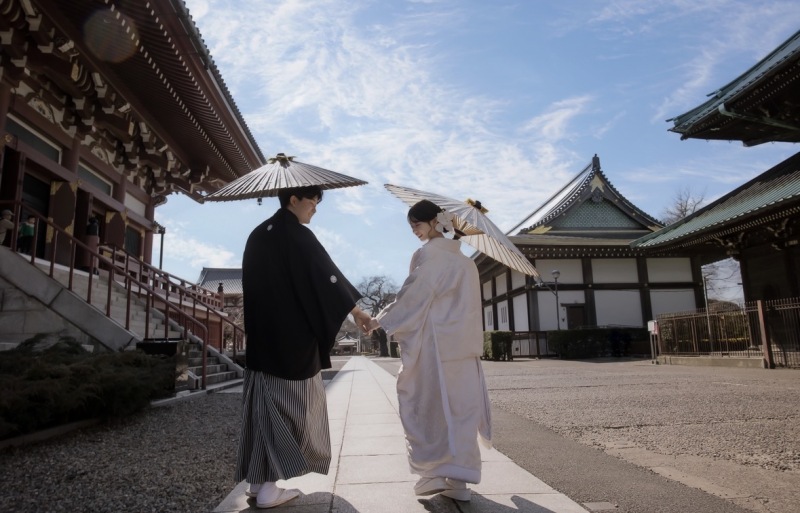 青空の下、手をつなぐおふたり