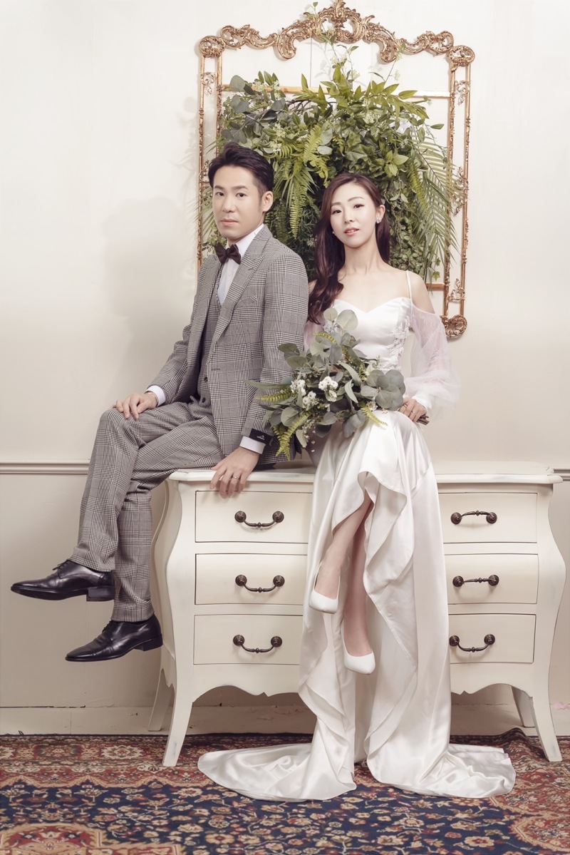 高級感のあるチェストに座って