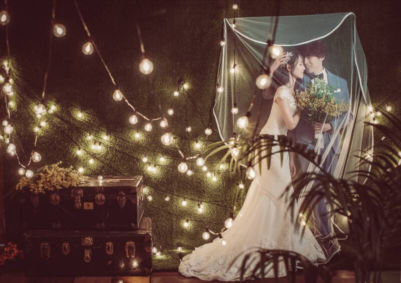 キラキラ輝くライトに囲まれるふたり♪