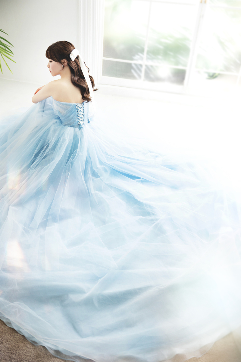 広げて座るブルードレス