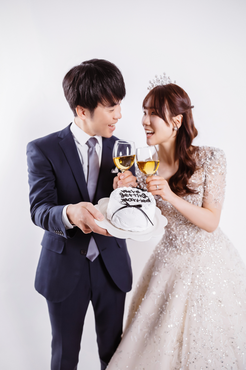 ウエディングケーキとワイン片手に！