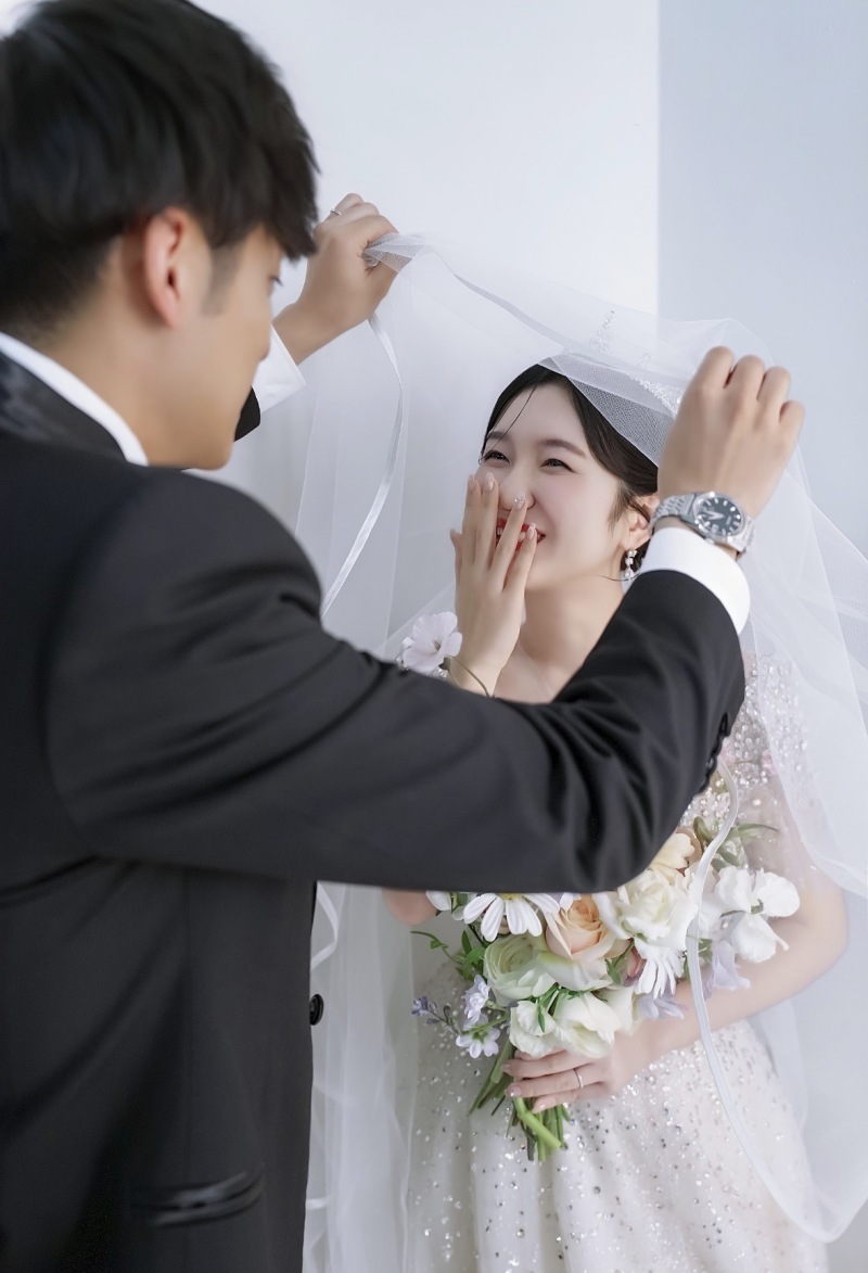 ベール越しにこぼれる笑顔