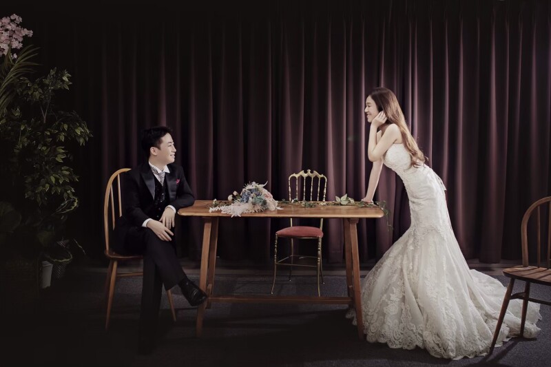 テーブル越しに見つめあって