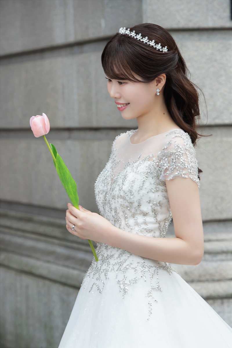 お花を1輪持って