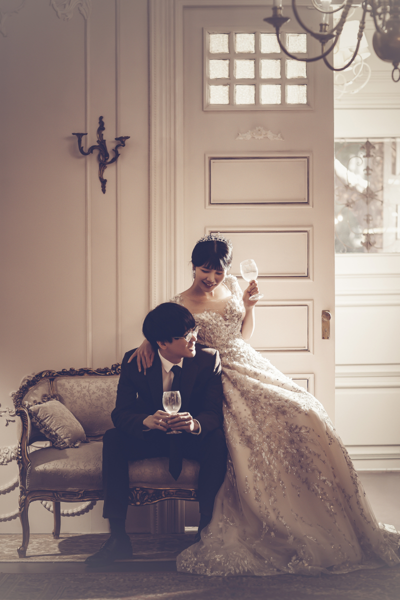 ワイングラスを片手に