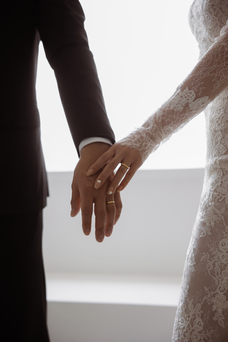 指輪を見せたカット