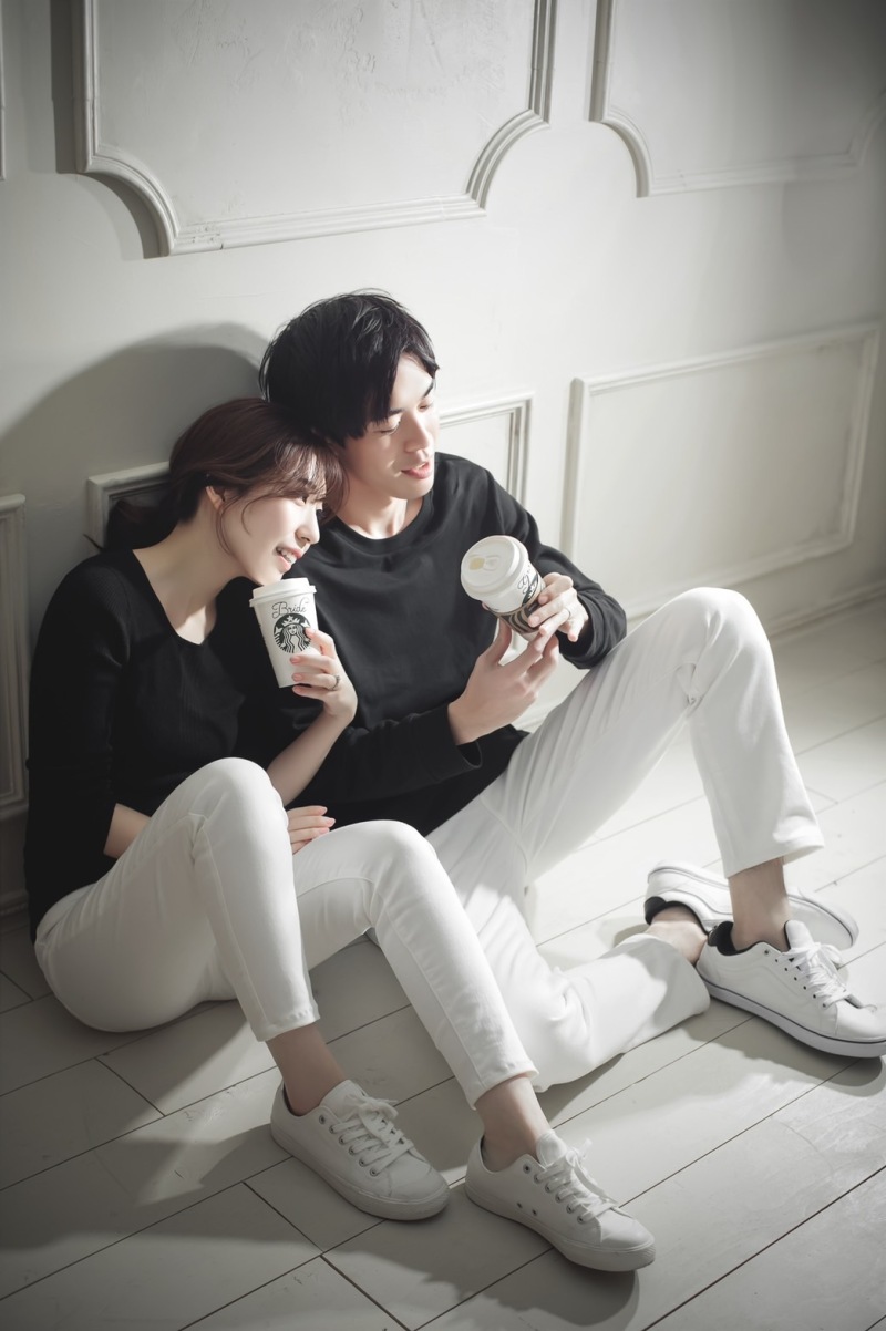 カップを持って