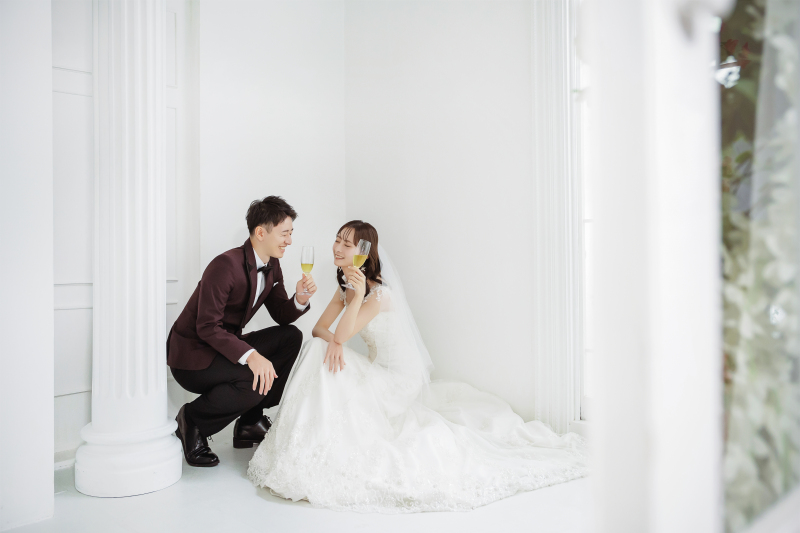 ワイングラスで乾杯